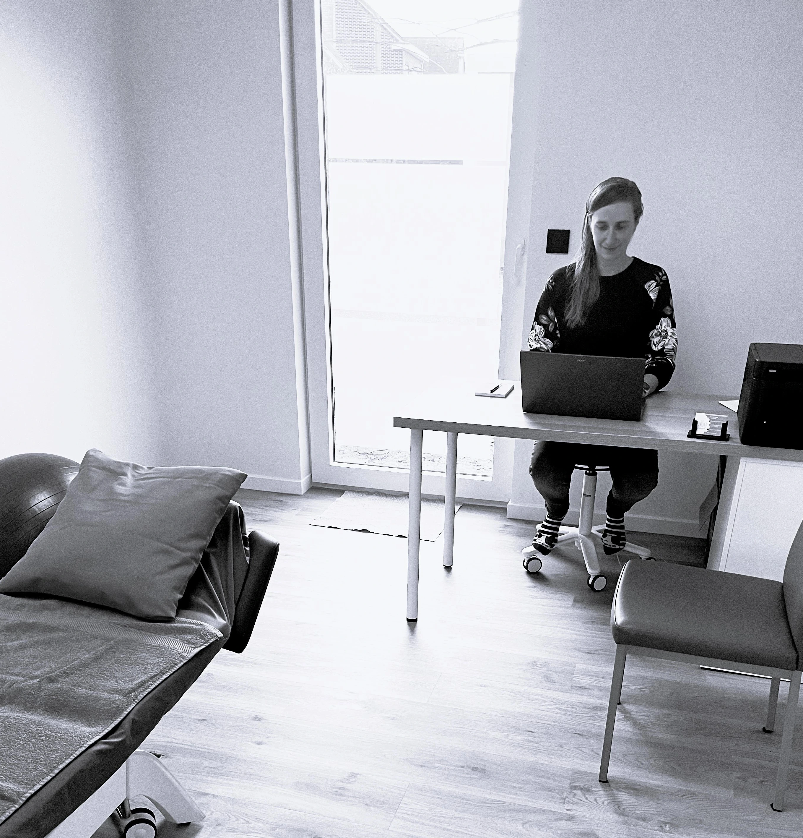 Kinesiste Dorien Van Havere die een patient behandelt met focus op Dorien